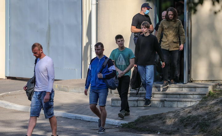 Demonstranci zwolnieni z aresztu po protestach na Białorusi / autor: PAP