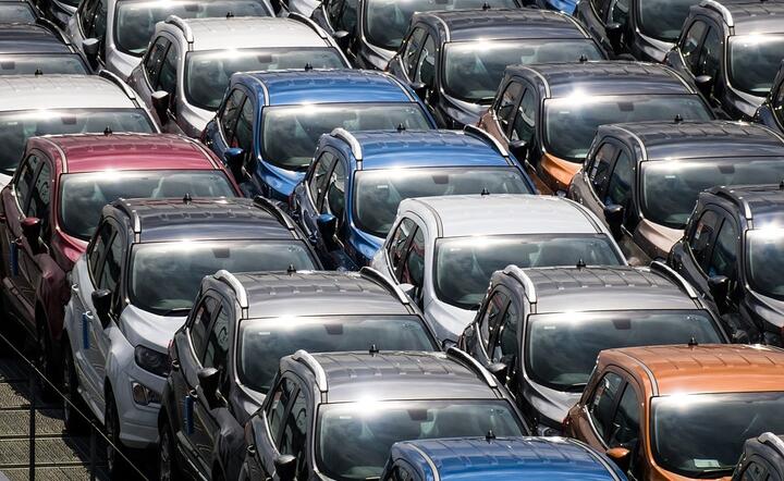 Samochody/parking / autor: Pixabay