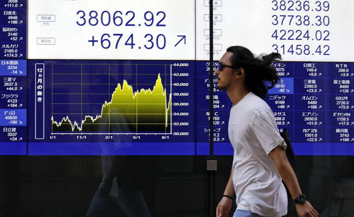 Rynek akcji w Japonii szybko się odbudował po załamaniu w dniu 5 sierpnia, gdy indeks Nikkei spadł o 12,5 proc. / autor: PAP/EPA/FRANCK ROBICHON