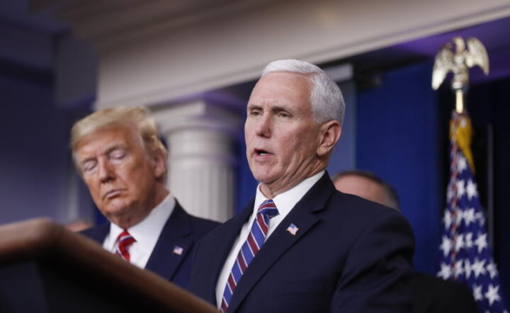 Mike Pence przewodzi grupie zadaniowej Białego Domu, która została utworzona w celu zwalczania pandemii koronawirusa w USA / autor: PAP/EPA/AL DRAGO