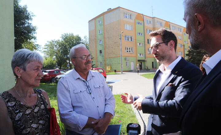 Waldemar Buda podczas rozmowy z mieszkańcami / autor: PAP