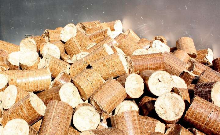 Drewniany pellet stał się w Polsce od ostatniej mroźnej zimy towarem drogim i deficytowym / autor: Pixabay