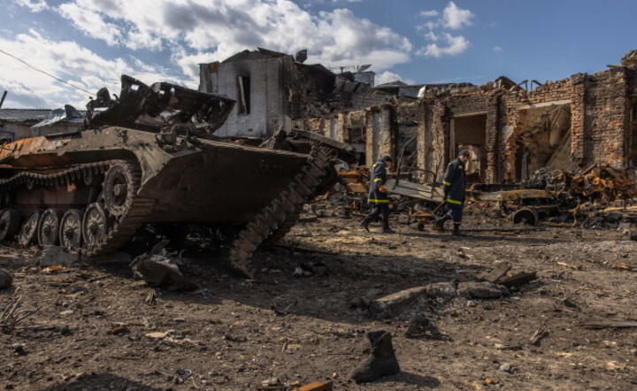 Wrak rosyjskiego pojazdu opancerzonego wśród ruin miasta Trościaniec na wschód od Kijowa / autor: EPA/ROMAN PILIPEY