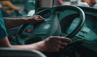 Nie uwierzysz, ile lat ma najstarszy kierowca autobusu na świecie