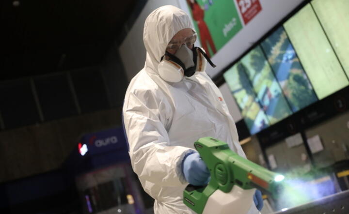Warszawa, 10.03.2020. Służby sanitarne podczas dezynfekcji przestrzeni dworca autobusowego Warszawa Zachodnia / autor: PAP, Wojciech Olkuśnik