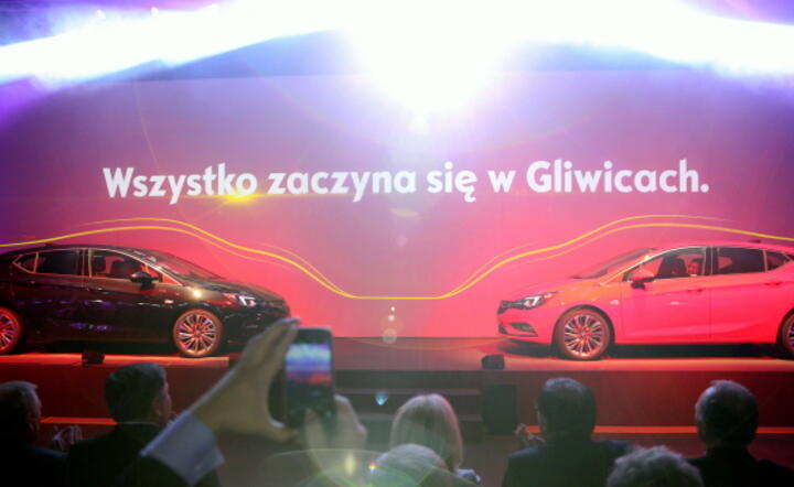 Uruczystość w fabryce w Gliwicach - Astra hatchback V generacji w roli głównej, fot. PAP/ Andrzej Grygiel