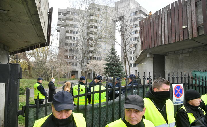 "Szpiegowo" przy ul. Sobieskiego w Warszawie / autor: PAP