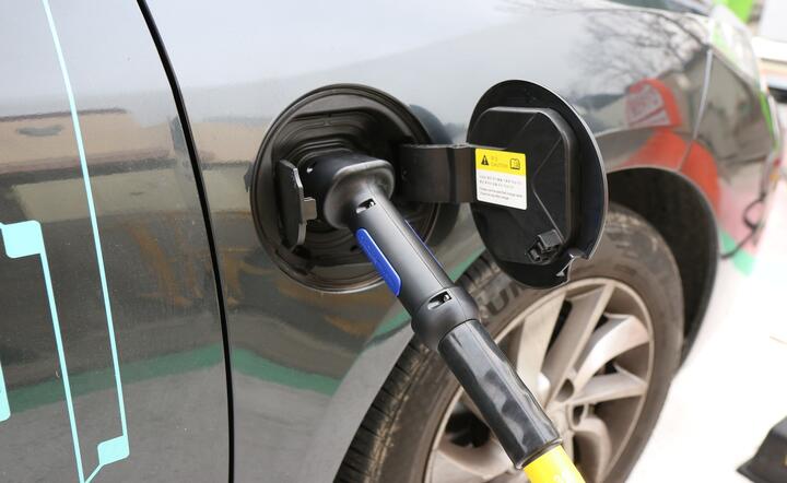 Hybrydy plug-in nie służą środowisku. Nie zasługują na dotacje!