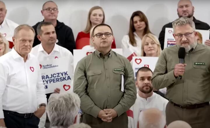 Klatka z filmu z 7.10.2023. Pierwszy z prawej Witold Koss / autor: screen YouTube @DonaldTusk