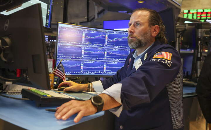 Makler na parkiecie giełdy nowojorskiej NYSE przy Wall Street, 6 października 2026 / autor: PAP/EPA/SARAH YENESEL