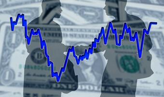 Słabnie dolar, więc drożeją surowce