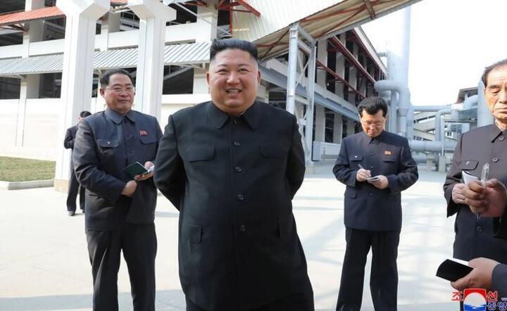 Kim Dzong Un podczas otwarcia fabryki  / autor: PAP