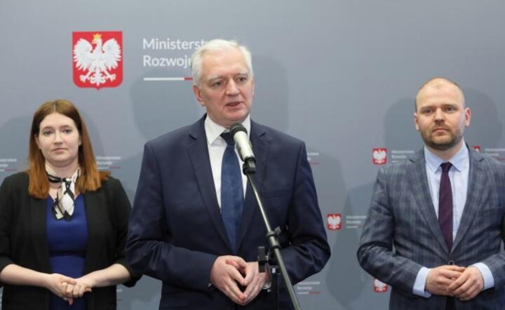 Wiceprezes Rady Ministrów, minister nauki i szkolnictwa wyższego Jarosław Gowin (C), wiceminister rozwoju Krzysztof Mazur (P) oraz wiceminister funduszy i polityki regionalnej Anna Gembicka (L) podczas konferencji prasowej, 21 bm. w Warszawie / autor: PAP/Paweł Supernak