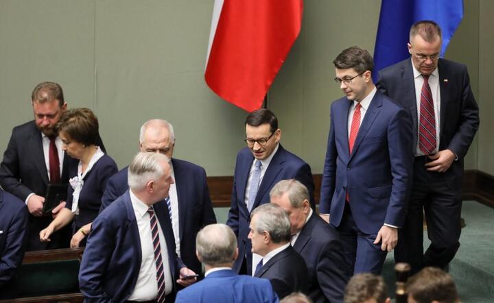 Łukasz Szumowski, Jacek Sasin, Jarosław Gowin, Mateusz Morawiecki, Piotr Muller, Jarosław Sellin, Piotr Gliński / autor: PAP/Paweł Supernak
