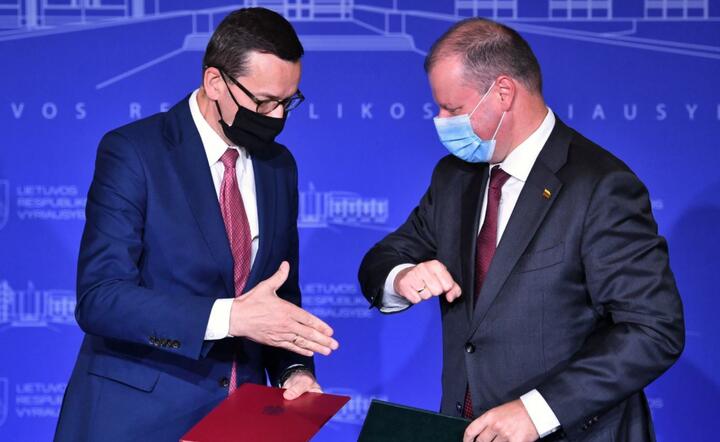 Premier Mateusz Morawiecki (L) oraz premier Litwy Saulius Skvernelis (P)  / autor: PAP/Radek Pietruszka