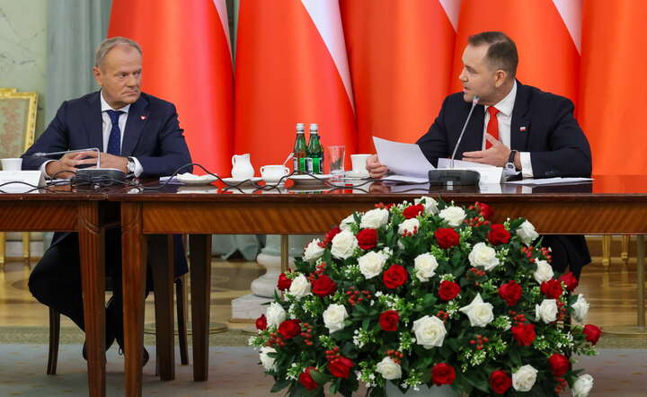 Prezydent RP Karol Nawrocki (P) i premier Donald Tusk (L) podczas posiedzenia Rady Gabinetowej  / autor: PAP/Albert Zawada
