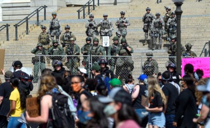 Gwardia Narodowa i patrol stanowy na straży Kapitolu Stanowego podczas szóstego dnia protestów w sprawie aresztowania George'a Floyda  / autor: PAP/EPA/CRAIG LASSIG 