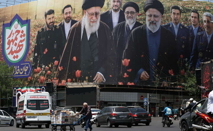 Patriotyczny mural w Teheranie przedstawiający byłego przywódcę kraju ajatollaha Ali Chamenei / autor: PAP/EPA/ABEDIN TAHERKENAREH