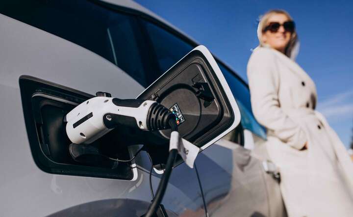 W maju uruchomiono 219 nowych punktów ładowania aut elektrycznych. / autor: Freepik
