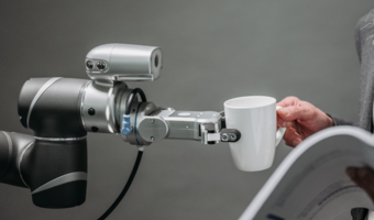 AI wchodzi do 70 proc. restauracji. Co może zrobić robot?
