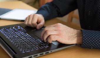 Pierwsza firma w USA będzie wszczepiać mikroczipy swoim pracownikom