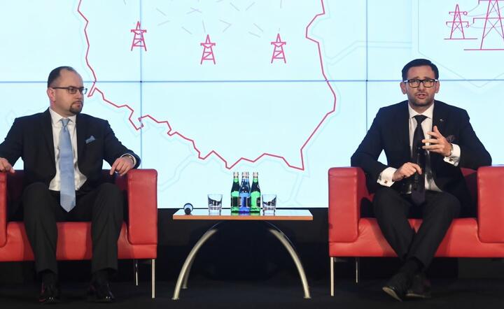 Prezes PKN Orlen Daniel Obajtek (P) i prezes Lotosu Paweł Majewski (L)  / autor: PAP/Marcin Gadomski