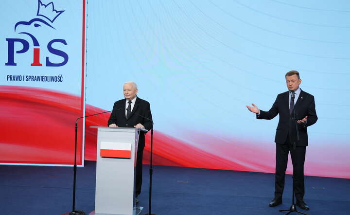 Jarosław Kaczyński i Mariusz Błaszczak na konferencji prasowej w siedzibie PiS w Warszawie / autor: PAP/Paweł Supernak