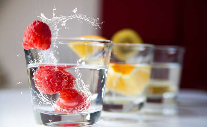  Dzienne zapotrzebowanie w czasie upałów to 40-60 ml płynów na każdy kilogram masy ciała / autor: Pixabay