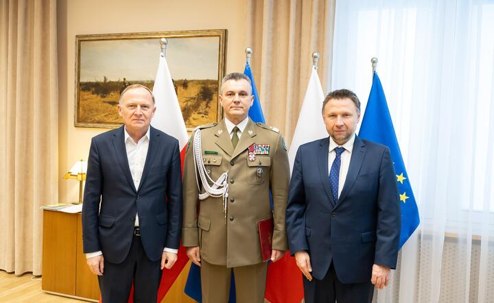 Od prawej: szef MSWiA Marcin Kierwiński, gen. bryg. SG Robert Bagan, wiceminister Czesław Mroczek / autor: materiały prasowe MSWiA X / @MSWiA_GOV_PL 