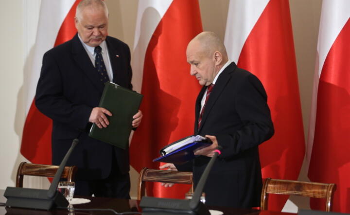 Prezes Narodowego Banku Polskiego Adam Glapiński i sekretarz stanu w Kancelarii Prezydenta RP Maciej Łopiński  podczas konferencji prasowej, na której przedstawiono projekt tzw. ustawy frankowej, fot. PAP/Rafał Guz