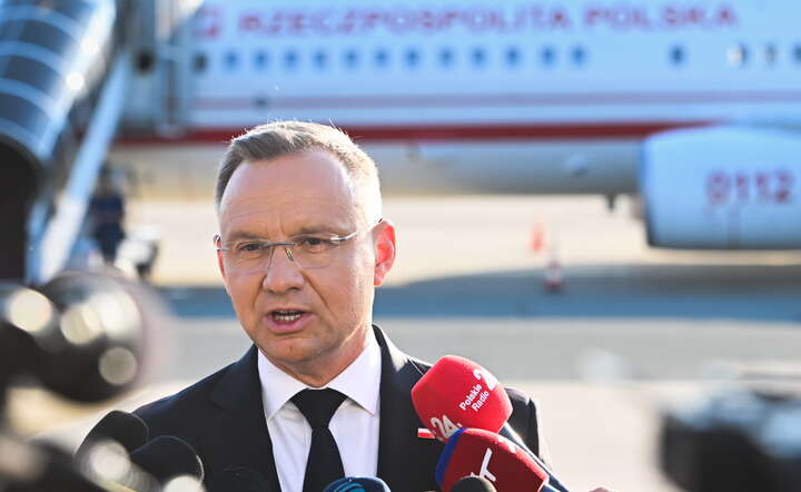 Prezydent RP Andrzej Duda podczas wypowiedzi dla mediów na lotnisku w Warszawie przed wylotem do Waszyngtonu, 8 bm. Prezydent RR Andrzej Duda weźmie udział w spotkaniu głów państw i szefów rządów państw NATO / autor: PAP/Radek Pietruszka