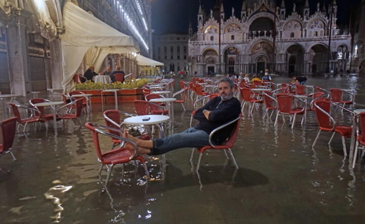 Wenecja przywitała pierwszych turystów wyjątkowym zjawiskiem / autor: PAP/EPA/ANDREA MEROLA