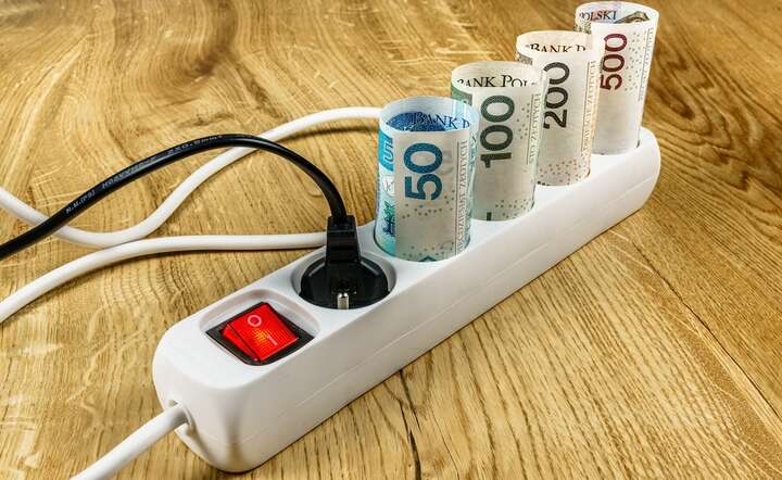 URE: sprzedawcy przysyłają odbiorcom prognozy zużycia z wyższymi cenami na rachunkach / autor: Fratria