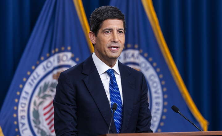 Prezes Rezerwy Federalnej Kevin Warsh na konferencji po posiedzeniu tłumaczy powody decyzji Fed / autor: PAP/EPA/JIM LO SCALZO