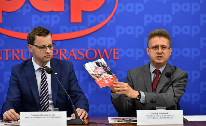 Wiceminister Sprawiedliwości Marcin Romanowski i szef kampanii „Bezpieczni 60+” Maciej Zdziarski / autor: Ministerstwo Sprawiedliwości
