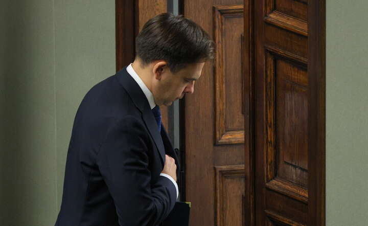 Minister finansów Andrzej Domański opuszcza salę plenarną Sejmu / autor: PAP/Paweł Supernak