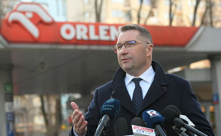 Poseł Prawa i Sprawiedliwości, kandydat ugrupowania na premiera Przemysław Czarnek na konferencji prasowej przy jednej ze stacji paliw koncernu Orlen w Warszawie / autor: PAP/Marcin Obara