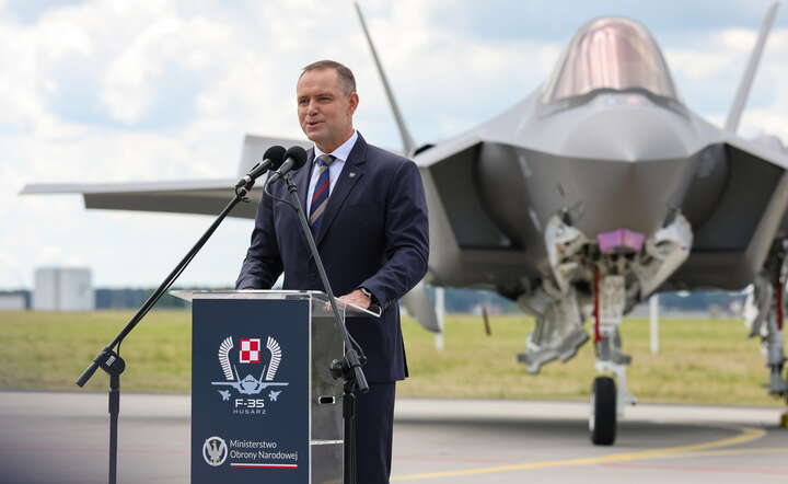 Prezydent RP Karol Nawrocki przemawia na ceremonii oficjalnego przyjęcia samolotów F-35 do Sił Zbrojnych RP na terenie 32. Bazy Lotnictwa Taktycznego w Łasku / autor: PAP
