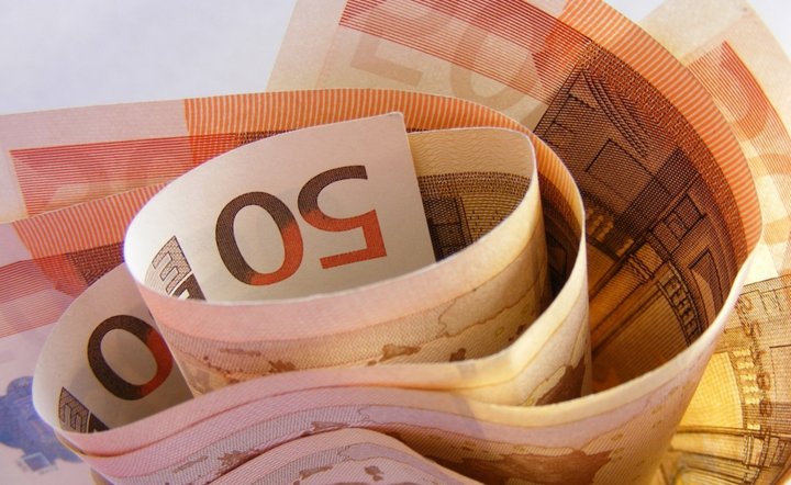 Raport: światowa gospodarka straci 2 bln euro na powolnej akcji szczepień przeciw Covid-19