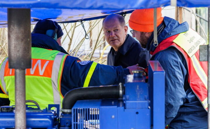 Kanclerzowi Olafowi Scholzowi (na zdjęciu w środku) przybył prócz powodzi wielkiej powodzi Saksonii kolejny problem - protest rolników / autor: PAP/ EPA/JEN SCHLUETER 