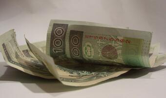 W piątek złoty tracił wobec dolara i euro; zyskiwał do funta