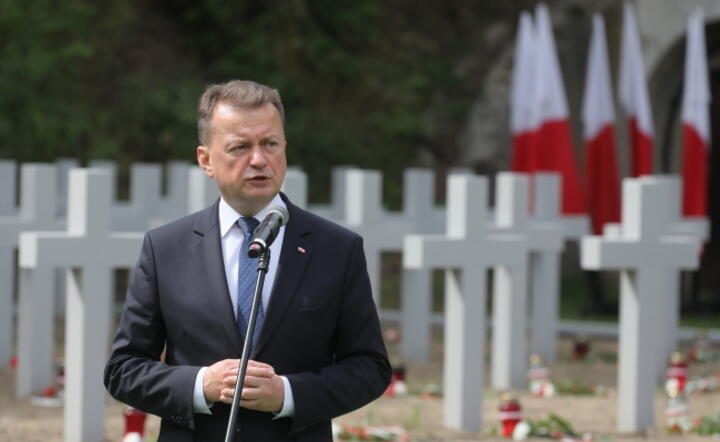 Minister obrony narodowej Mariusz Błaszczak podczas uroczystości na terenie cmentarza ofiar niemieckiego obozu przesiedleńczego i więzienia karno-śledczego z lat 1941-1945 w Forcie III Twierdzy Modlin w Pomiechówku / autor: PAP/Paweł Supernak