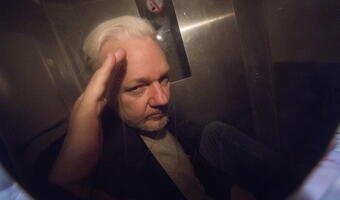 Julian Assange skazany za... „zlekceważenie sądu”
