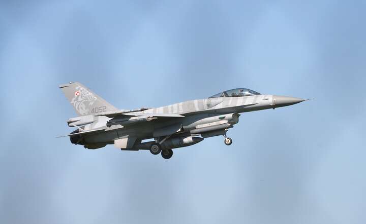 Myśliwiec F-16 w barwach lotnictwa polskiego / autor: Pixabay
