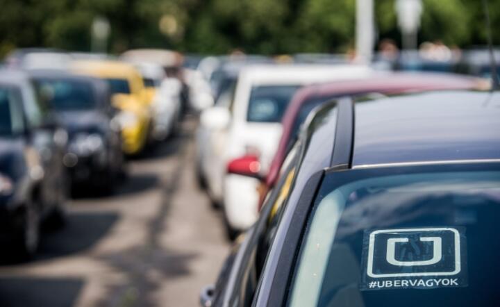 Użtkownicy Ubera blokowali wczoraj autami ulice Budapesztu w proteście przeciw nowemu prawu, fot. PAP/EPA/ZOLTAN BALOGH