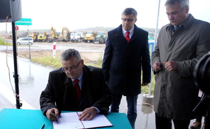 Minister infrastruktury i budownictwa Andrzej Adamczyk, wojewoda śląski Jarosław Wieczorek oraz wiceminister infrastruktury i budownictwa Jerzy Szmit na placu budowy odcinka A1 pod Tuszynem, fot. PAP/Waldemar Deska