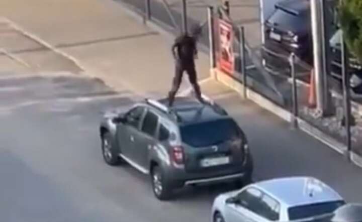 Zarejestrowana scena, w której sprawca demoluje dach jednego z aut / autor: X / @Policja_KSP 