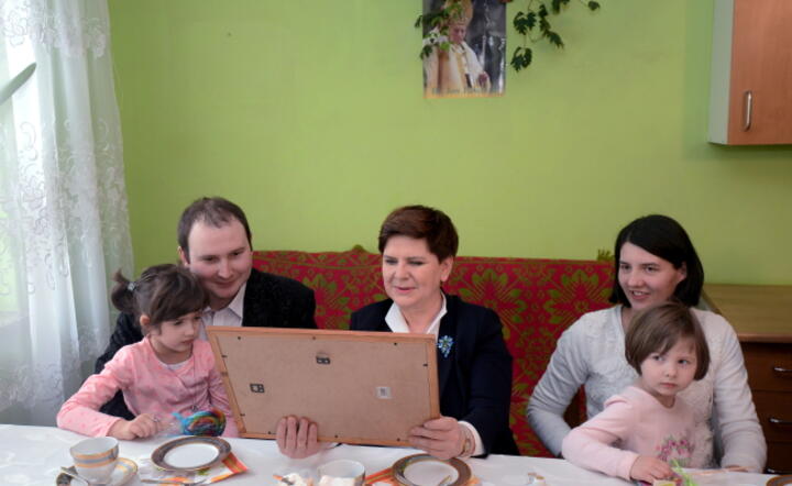 Premier Beata Szydło z rodziną z Mazowsza, korzystającą z programu "500 plus" , fot. PAP/Bartłomiej Zborowski