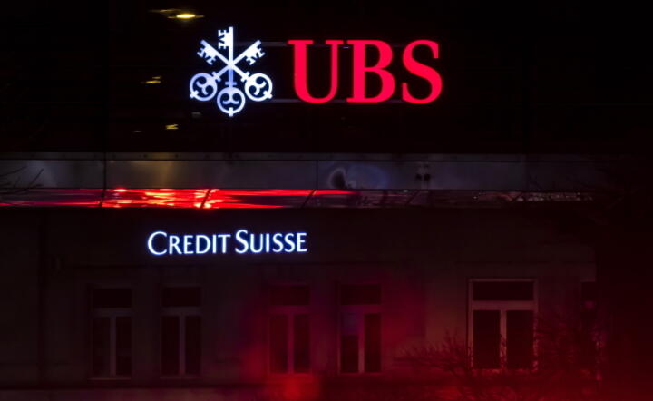Loga szwajcarskich banków na ulicach w Zurichu / autor: PAP/EPA/MICHAEL BUHOLZER