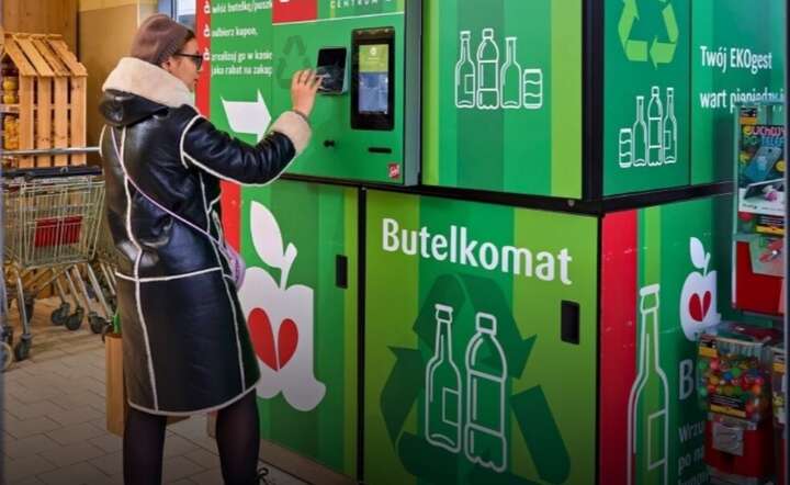 Butelkomat w sklepie sieci Delikatesy Centrum. (zdjęcie poglądowe) / autor: Informacja prasowa, Delikatesy Centrum